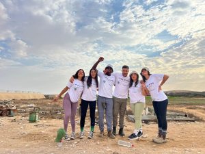 חניכים במכינות מחר מתחבקים על רקע שמיים